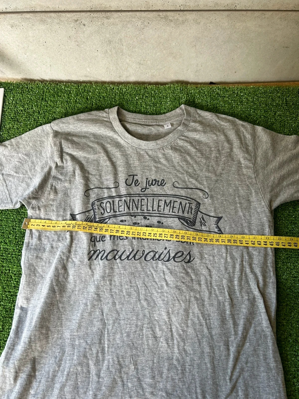 T-shirt cinza com estampa estilo coquete – photo 6